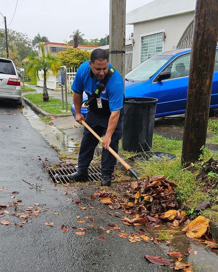 MunGuaynabo's tweet photo. El personal de la Oficina Municipal para el Manejo de Emergencias continúa con la mitigación y limpieza de alcantarillados para prevenir inundaciones urbanas. https://t.co/8IcHFX5hQt