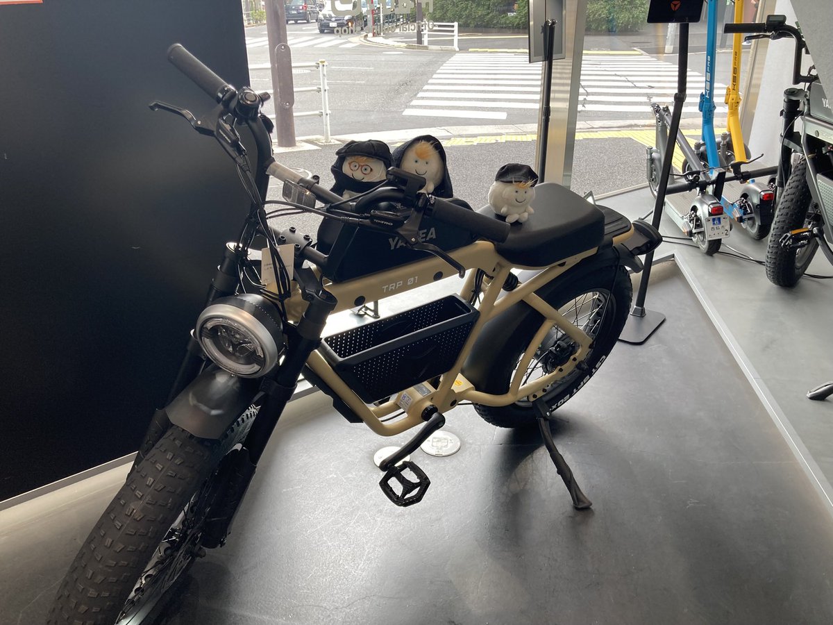 soranokazee's tweet photo. 噂のショールーム
またがせてもらいました🚲
すごい可愛いお姉さんが対応してくれて
最初BGM真っ白→試乗時さよならべいべ
お姉さんスゴイ😍
うっかり買いそう営業上手🤭
#カゼの軌跡をたどる旅
#聖地めぐり #藤井風
#StadiumLiveFeelinGood
#さよならべいべ
#TRP01 #yadea #電動アシスト自転車 https://t.co/bZy1i7yV1W