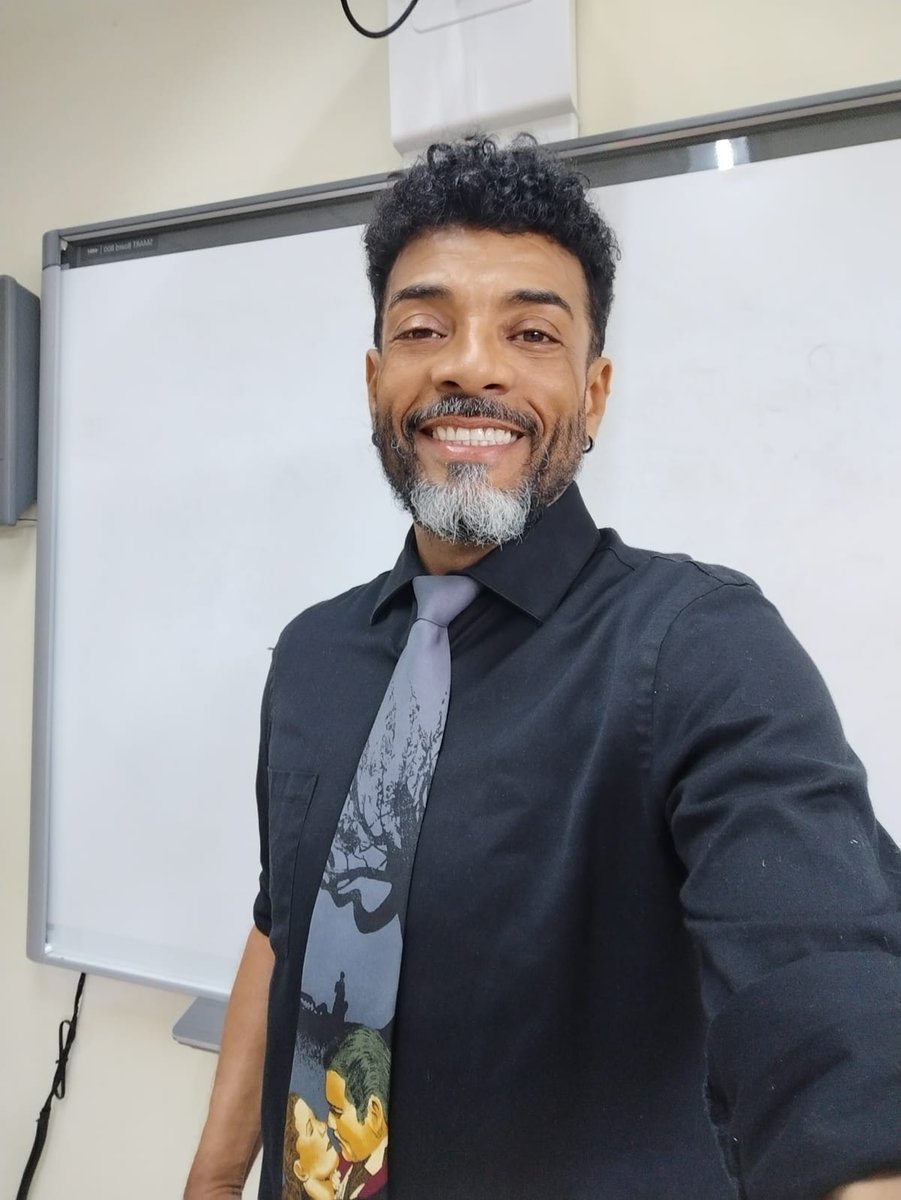 Una meta más cumplida. El tiempo de Dios es perfecto! Licenciatura en Bellas Artes con especialización en Arte Teatral.
#teatro #actor #directorlife #art #vida #love