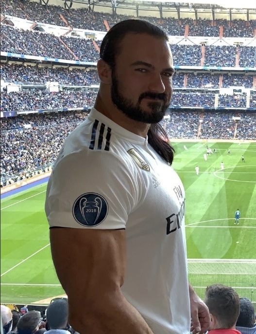 No se porque, pero presiento que en el #SmackDown de hoy en Barcelona, Drew Mcintyre aparecerá con una playera del Real Madrid😂