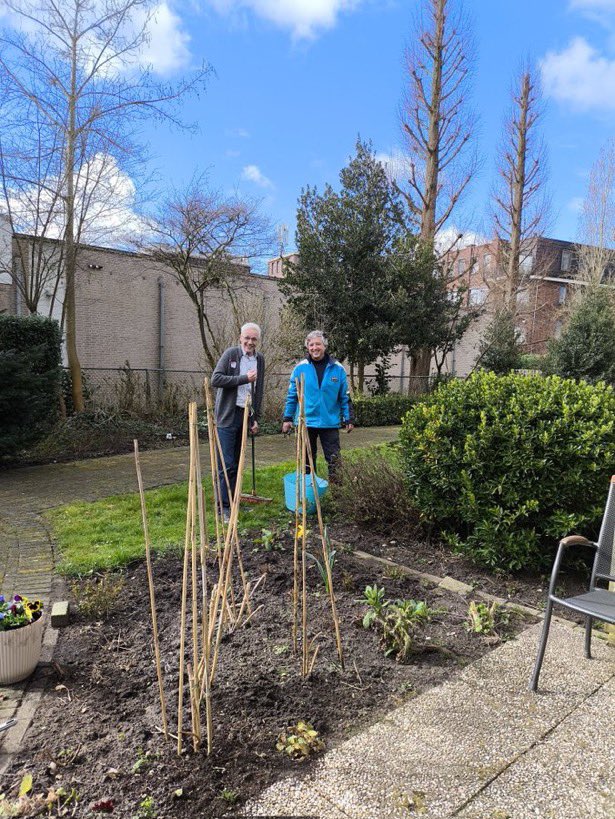 Ons college van B&amp;W <a href="/Krimpenerwaard/">Gemeente Krimpenerwaard</a> in actie voor NLdoet! Bij WelThuis <a href="/TvDorp/">Ton van Dorp</a> locatie Borchleen in Schoonhoven. Kleinschalige woonlocatie voor ouderen met dementie en/of lichamelijke beperking. Klussen gedaan in de mooie afgeschermde tuin en in het huis.  
#NLdoet