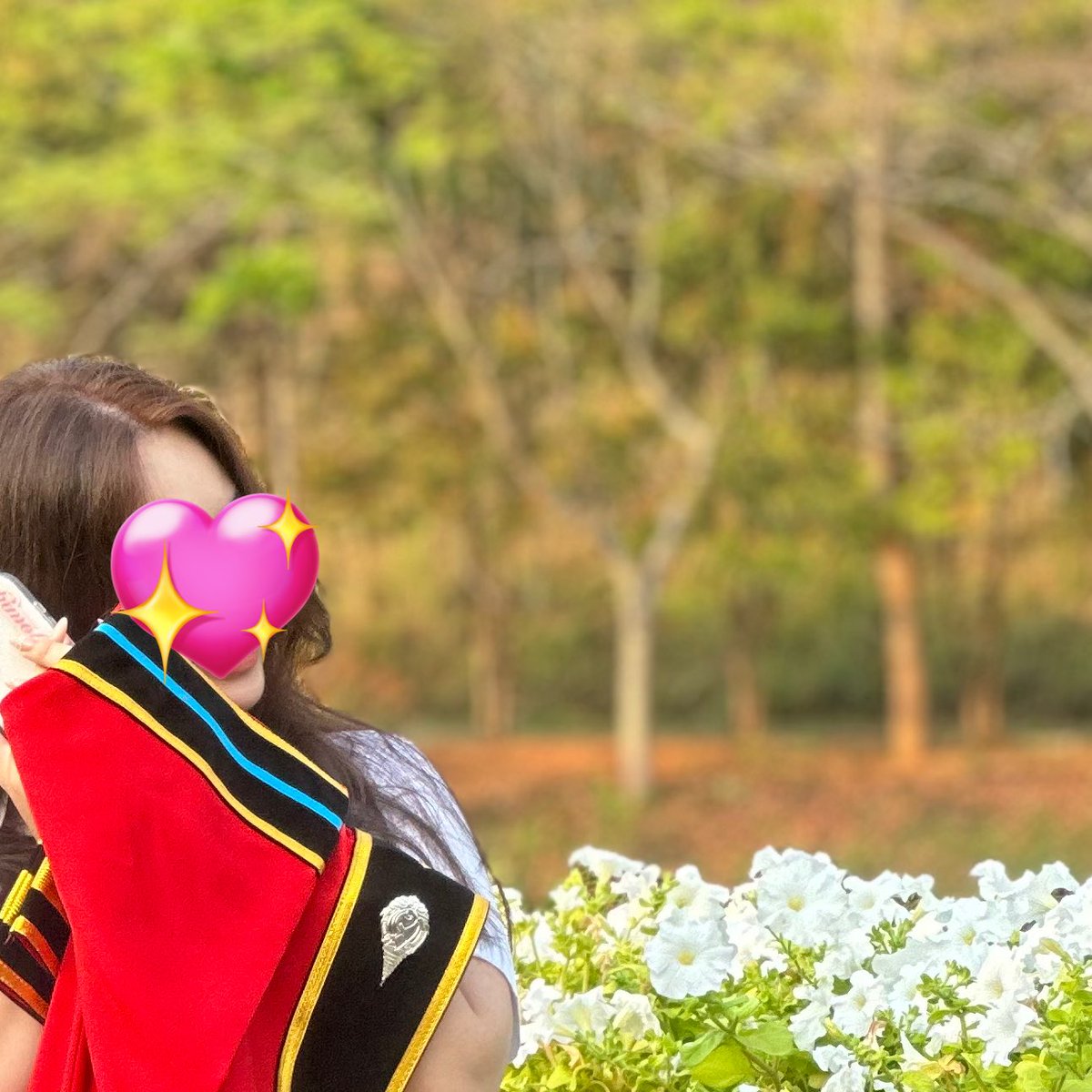 minormkk's tweet photo. yayyy🎓 https://t.co/rzUZuTCnAX