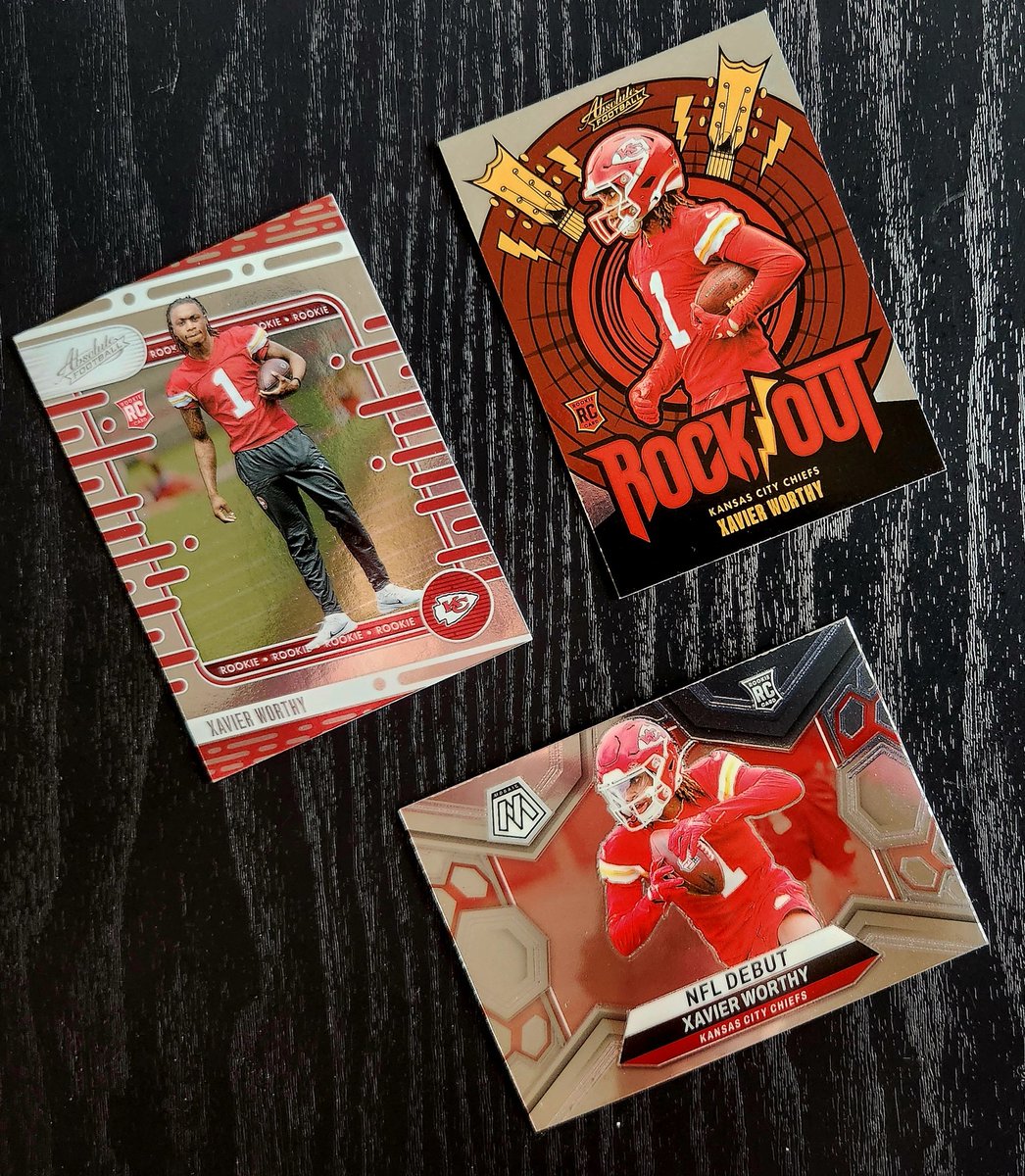 I wanna get back into the ol' days of giveaways! Starting with some Chiefs (sorry Charger peeps!). Will send these to a random person kind enough to follow me and retweet this, hope to have some fun with this and appreciate all who took time to read it!