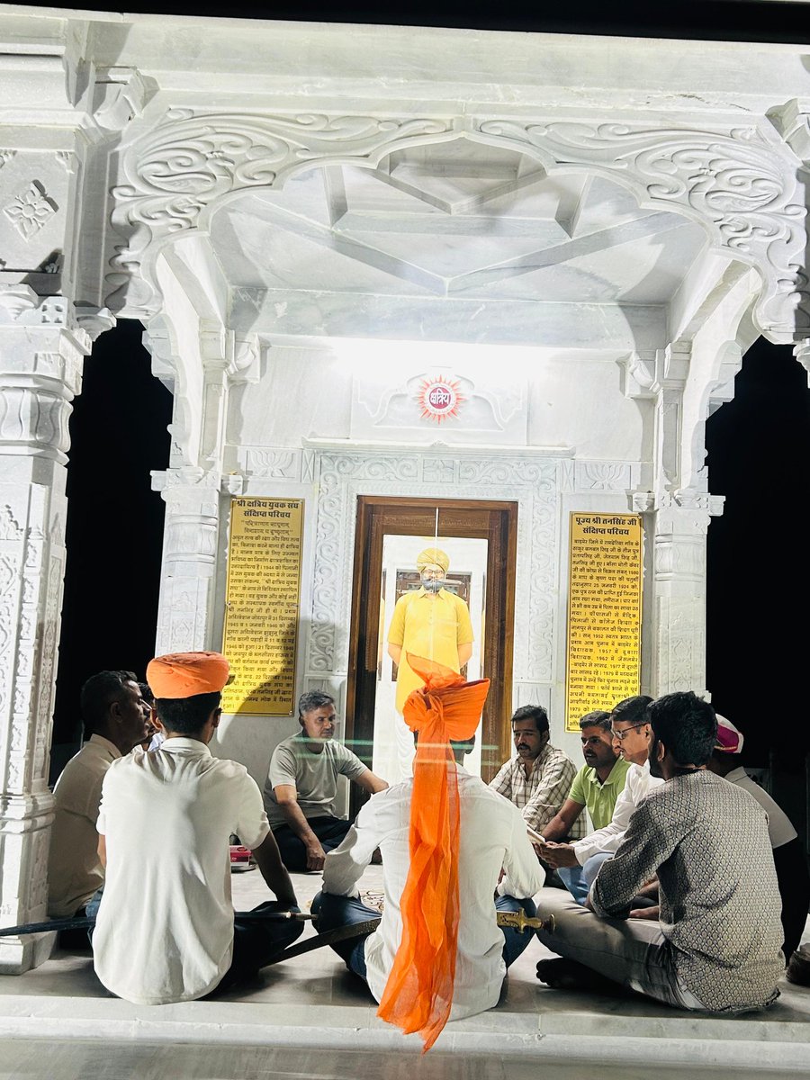 shri_kys's tweet photo. विभिन्न स्थानों पर होली मिलन कार्यक्रमों का आयोजन 

श्री क्षत्रिय युवक संघ के स्वयंसेवकों द्वारा होली के उपलक्ष्य में विभिन्न स्थानों पर होली मिलन कार्यक्रम आयोजित किए गए जिनमें स्वयंसेवकों व समाजबंधुओं ने उपस्थित रहकर आपस में होली की शुभकामनाएं दीं और रंगोत्सव मनाया। 1/4 https://t.co/VrNpKUdKpJ