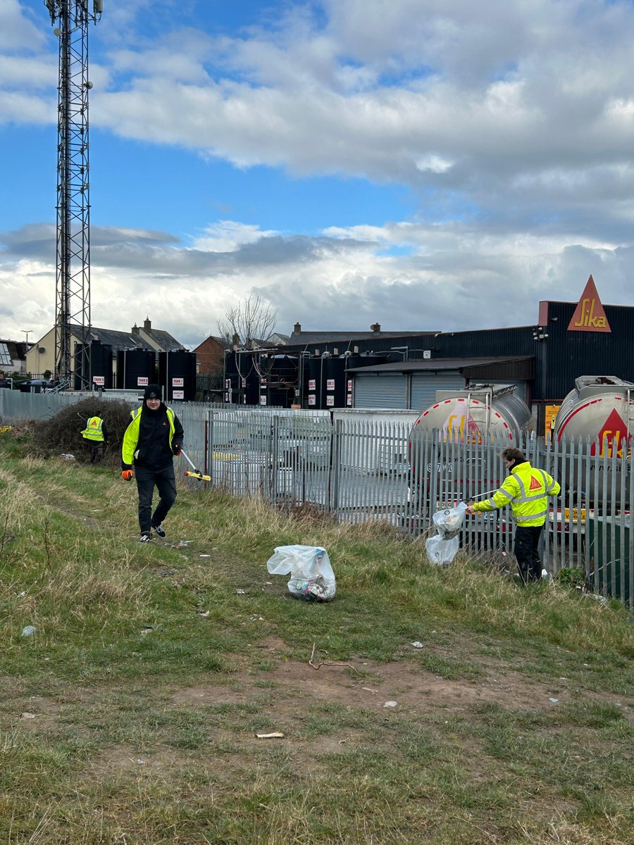 SikaIreland's tweet photo. Today our team volunteered to pick up litter and plant flowers as part of #BetterBallymun. 🌻 ♻️

Sika Ireland has always been committed to supporting our local community, and we’re excited to continue making a positive impact here for many more years.

#30YearsofBuildingTrust https://t.co/N9KS4Xm2PX