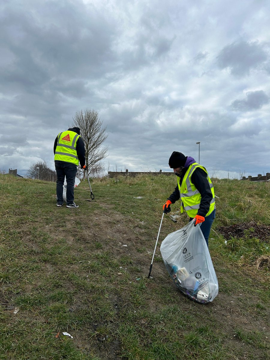 SikaIreland's tweet photo. Today our team volunteered to pick up litter and plant flowers as part of #BetterBallymun. 🌻 ♻️

Sika Ireland has always been committed to supporting our local community, and we’re excited to continue making a positive impact here for many more years.

#30YearsofBuildingTrust https://t.co/N9KS4Xm2PX