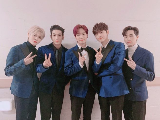 내 사랑은 늉이라서 한번도 후회 한 적이 없어😍
내 사랑 너의 사랑 뉴이스트 13주년 축하해
서서천 우우밖 올올해🐢🐶🐯🦊🐰💖
#뉴이스트_데뷔13주년_축하해
#NUEST_13TH_ANNIVERSARY
#뉴이스트 #NUEST