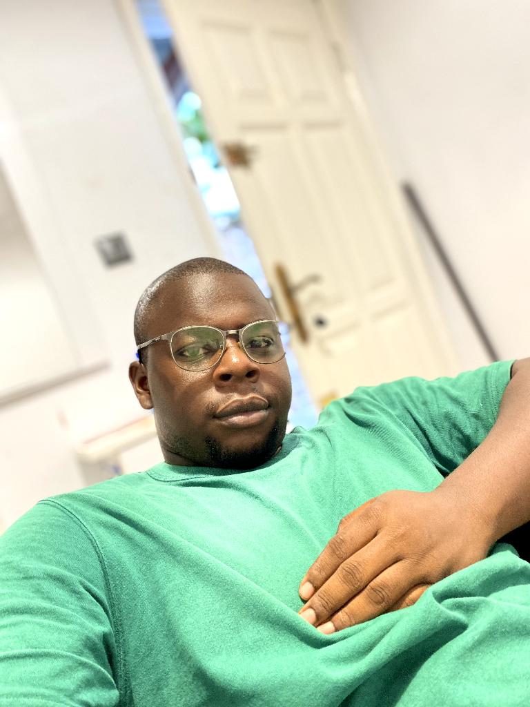 Gracias a Dios por el gran día de hoy he cumplido más 1 año de vida 💛 , gracias mis seres queridos por las felicitaciones.  No he cortado ningún pastel ni he festejado pero me siento feliz 😄 gracias a todos.