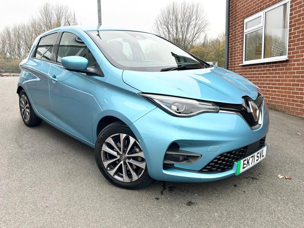 This one owner 2021 '71' Renault ZOE R135 EV50 52kWh GT Line has covered 16,000 miles. It has Apple Car Play, rear view camera, sat nav and much more. Phone Mark on 01785 813332 at Hill and Swift to buy this ZOE today.