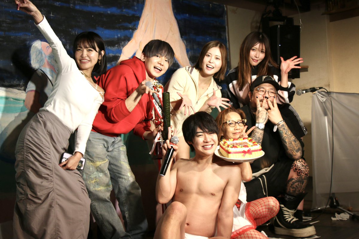ryuryunoryu's tweet photo. 変態2人の誕生日ケーキ🎂

3月生まれは変態が多いのよ。 https://t.co/XrLyTWIfrN