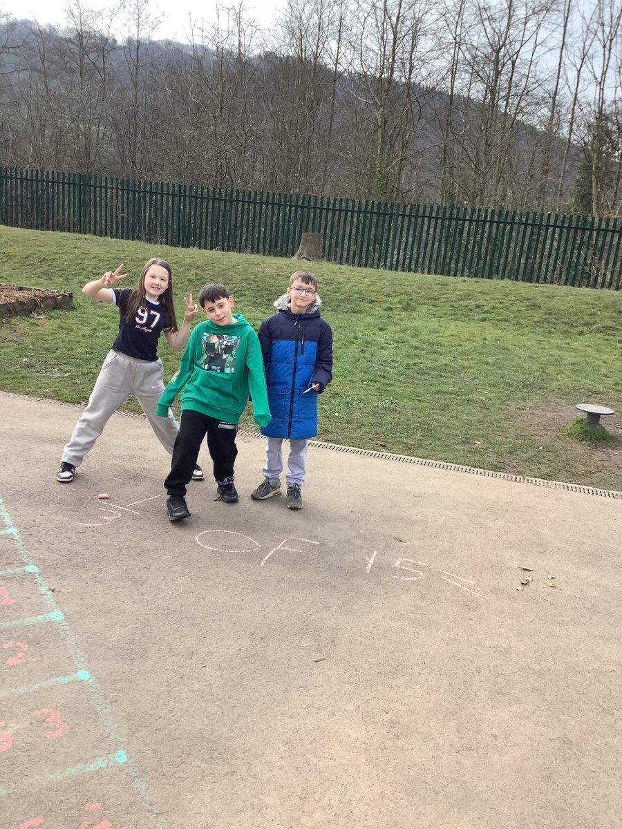Cwmff_MissSmith's tweet photo. Marvellous Maths 🤩 Miss Williams took us outside today to use natural resources to find fractions of amounts 👏🏻 this helped solidify our understanding! @cwmffrwdoer @USWMissWilliams https://t.co/lbZzwDJAzq