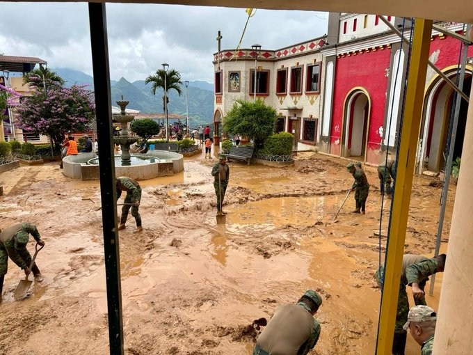 EcEnDirecto's tweet photo. #ATENCIÓN 
Debido a las #inundaciones causadas por las fuertes lluvias, varias viviendas #colapsaron en el cantón #Chaguarpamba, en #Loja. Las @FFAAECUADOR, se trasladaron a las zonas afectadas para brindar apoyo a la #ciudadanía y realizar #limpieza. https://t.co/cqt6rTqxY9