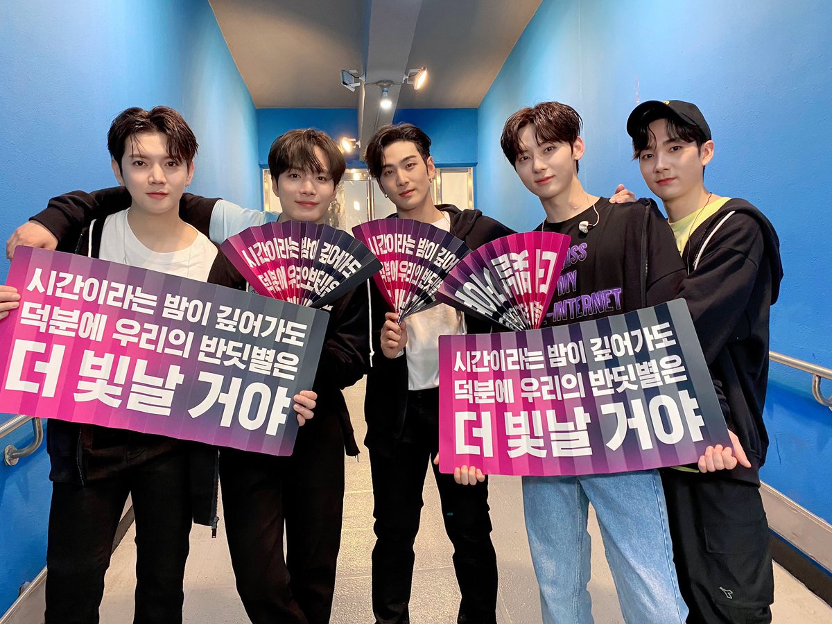 #뉴이스트_데뷔13주년_축하해
김종현 곽아론 강동호 황민현 최민기
#NUEST_13TH_ANNIVERSARY
하나. 둘. 셋. 사랑해~~~~~
#뉴이스트 #NUEST