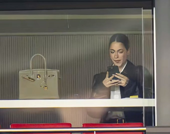 nom0leste's tweet photo. la BIRKIN ELLA YA ES TODA UNA MUJER CASADA https://t.co/6DegCvDNQT