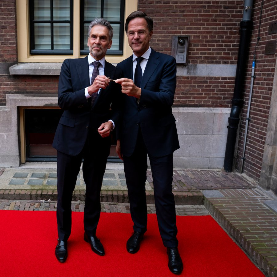 nickynicky78's tweet photo. De persoon rechts op de foto heeft 15 jaar lang #Nederland gesloopt. Zijn opvolger links op de foto is momenteel bezig #Nederland te slopen! 

Ze doen niks voor de Nederlanders, maar alles voor hun vriendjes van #WEF #NAVO #VN #EU #EC en #ECB. https://t.co/VfvlAiSR4c