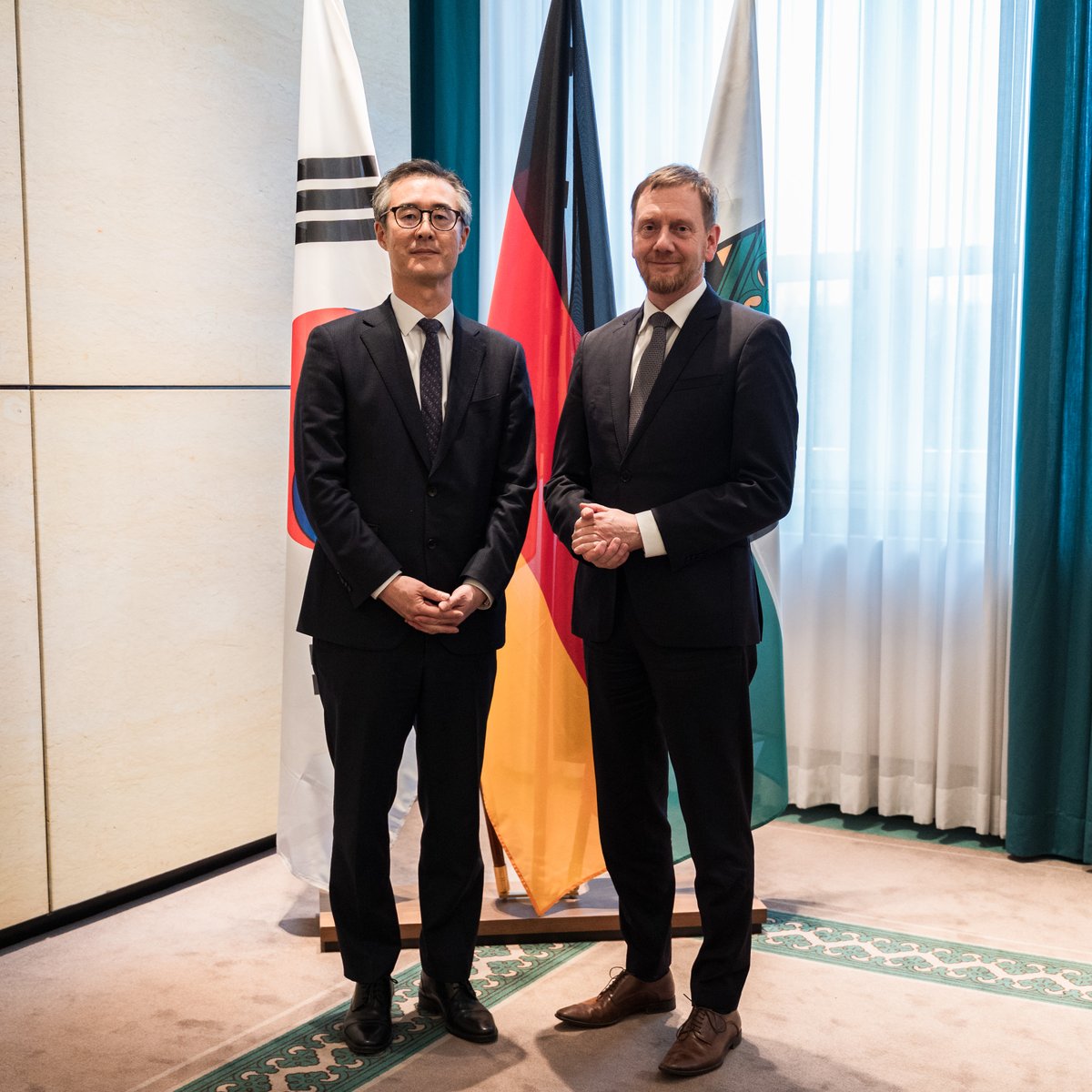 MPKretschmer's tweet image. #Wasserstoff, #ErneuerbareEnergien, nachhaltige #Landwirtschaft &amp;amp; Kohlenstofftechnik sind nur einige Bereiche, in denen wir eng mit unseren koreanischen Partnern zusammenarbeiten 🇰🇷. Deshalb freue ich mich sehr, mit Botschafter Sang-Beom Lim darüber gesprochen zu haben, wie wir
