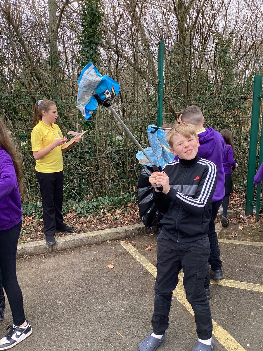 NantCelynY5's tweet photo. Tidying up our school car park @nantcelynschool #torfaenspringclean https://t.co/7iaL8L8Pmi