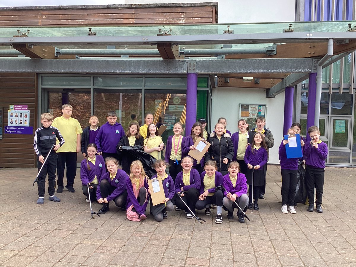 NantCelynY5's tweet photo. Tidying up our school car park @nantcelynschool #torfaenspringclean https://t.co/7iaL8L8Pmi