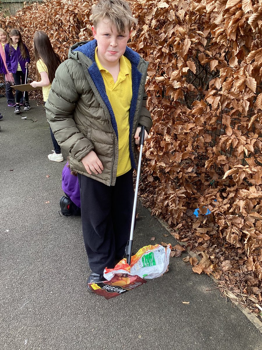NantCelynY5's tweet photo. Tidying up our school car park @nantcelynschool #torfaenspringclean https://t.co/7iaL8L8Pmi