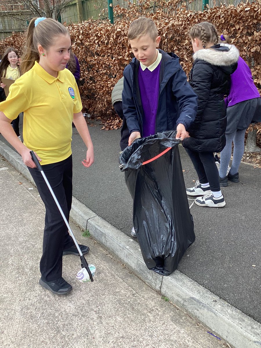 NantCelynY5's tweet photo. Tidying up our school car park @nantcelynschool #torfaenspringclean https://t.co/7iaL8L8Pmi