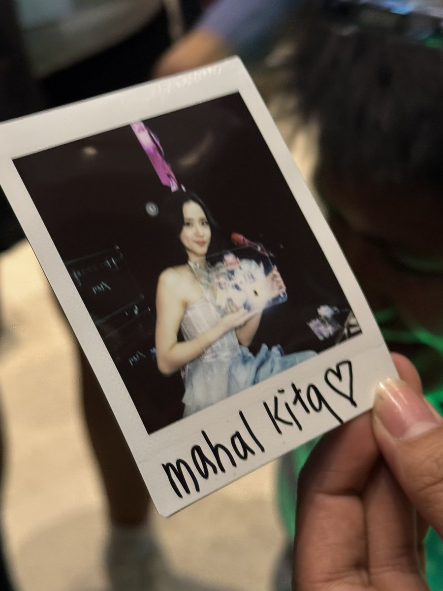 lexydnini's tweet photo. Biggest sana all! Thank you kay kuya for letting us sooyas/blinks to take pictures of it 💜 https://t.co/Gv8cjNW5OY