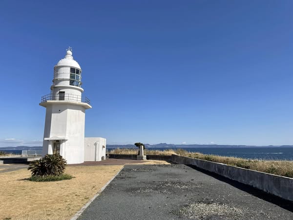 学部のFD合宿が三浦海岸駅の近くで行われたので、終了後に「三浦・岩礁のみち」を歩いてみました。「山と渓谷」2023年9月号で「海の景観を楽しめるハイキングコース」と紹介されていました。歩行時間4時間45分となっていましたが、のんびり歩いても4時間ぐらいでした。快晴で気持ちよかったです。