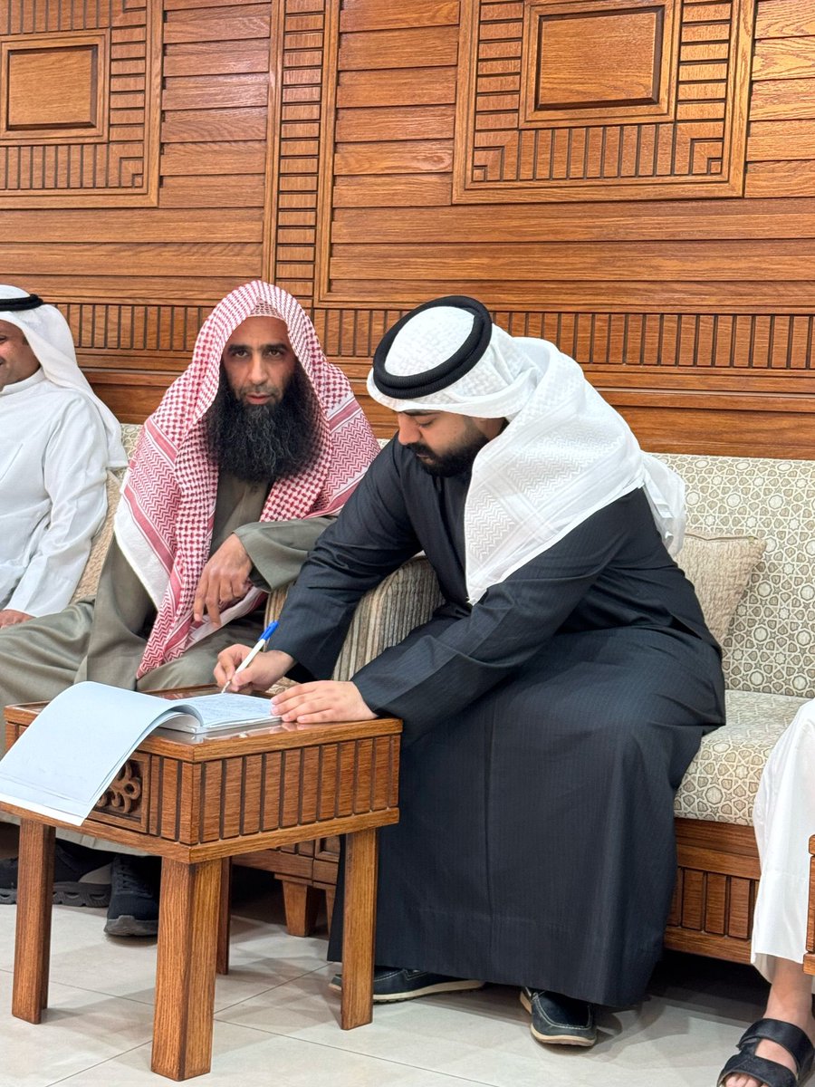 ﴿ وَمِنْ آيَاتِهِ أَنْ خَلَقَ لَكُم مِّنْ أَنفُسِكُمْ أَزْوَاجًا ﴾

الحمدالله الذي بنعمته تتم الصالحات 
    " تم بحمد الله تعالى وفضله "
               ( عـقـد زواجي )
سائلاً المولى عز وجل لي ولكم التوفيق 

اخوكم: عبدالله طلال الرهيط الشليخي