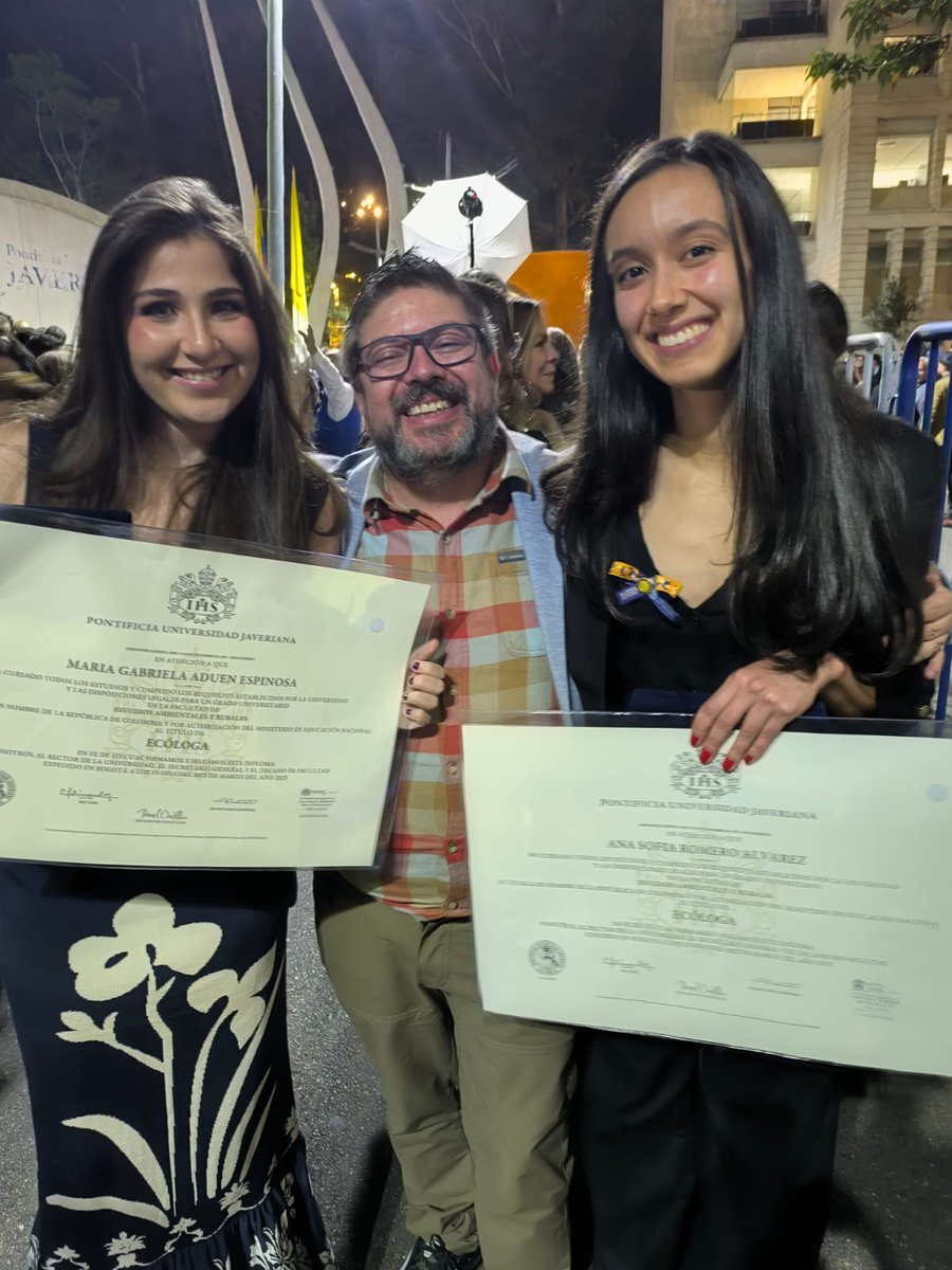 CorreaAyram's tweet photo. Ver crecer a mis estudiantes, profesional y personalmente, es emocionante! 🎓🌄 Tesis meritorias en Ecología y grandes logros en la @fearpuj @unijaveriana. ¡Felicidades @AduenMaye y Sofía , orgulloso de su dedicación y trabajo! #ProfeOrgulloso https://t.co/76WV6c93M9