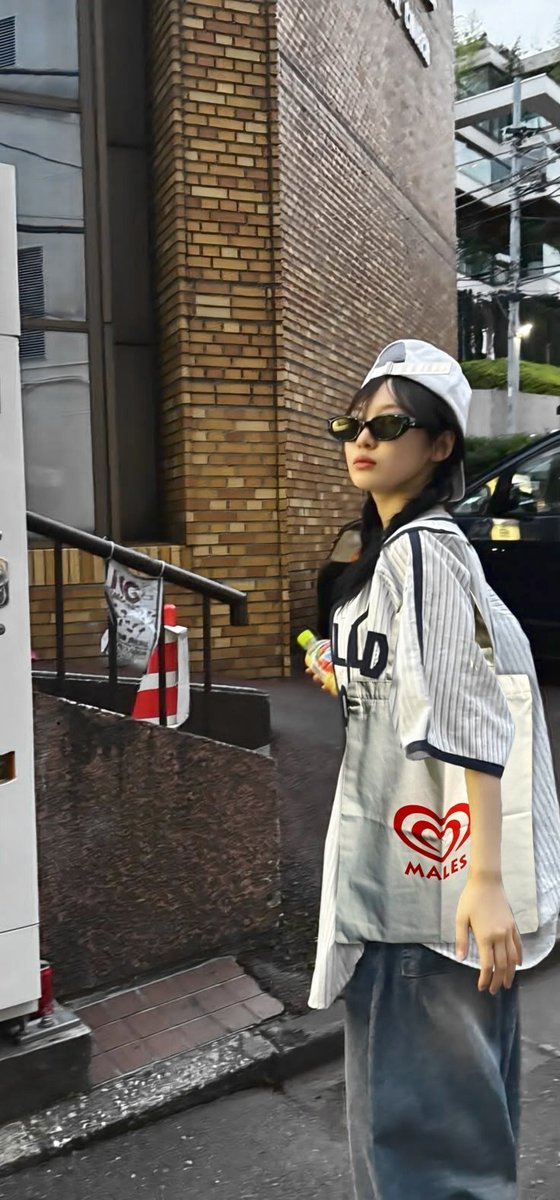 hari ini habis keluar seharian pakai totebag keren dari Ko Juna! terima kasih Koko, semoga rezekinya lancar dan bisa belikan aku tas lagi <a href="/juaIdana/">Junarta A. Danadipa.</a>. 🥺