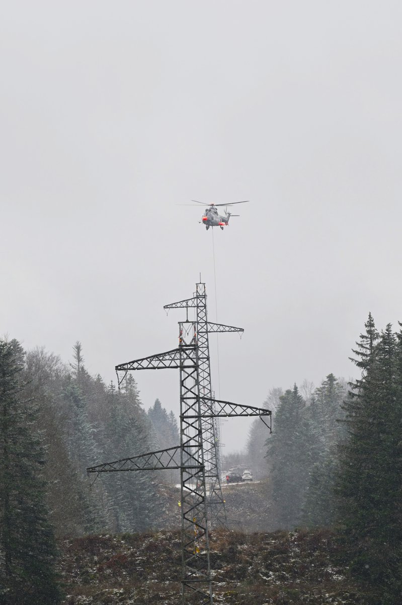 RTE_Est's tweet photo. Démantèlement spectaculaire de 85 km de ligne ⚡️ dans le Haut-Jura ! 🚁 Des pylônes de 30m transportés par hélicoptère : une prouesse technique réalisée par @rte_france 
👷‍♂️ Un chantier impressionnant qui témoigne de l'expertise et du professionnalisme des équipes mobilisées. 💪
https://t.co/4vrJ7MPE03 [début 5:41]