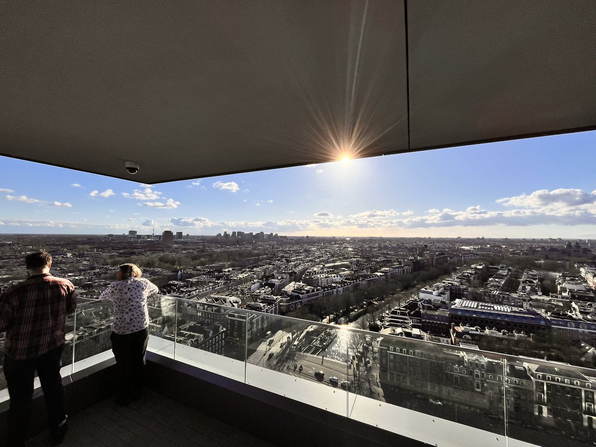 Feestelijke afsluiting van het project De Nederlandsche Bank. Als bonus het uitzicht vanaf het Baken op Amsterdam en nog veel meer prachtige #DGMR projecten!