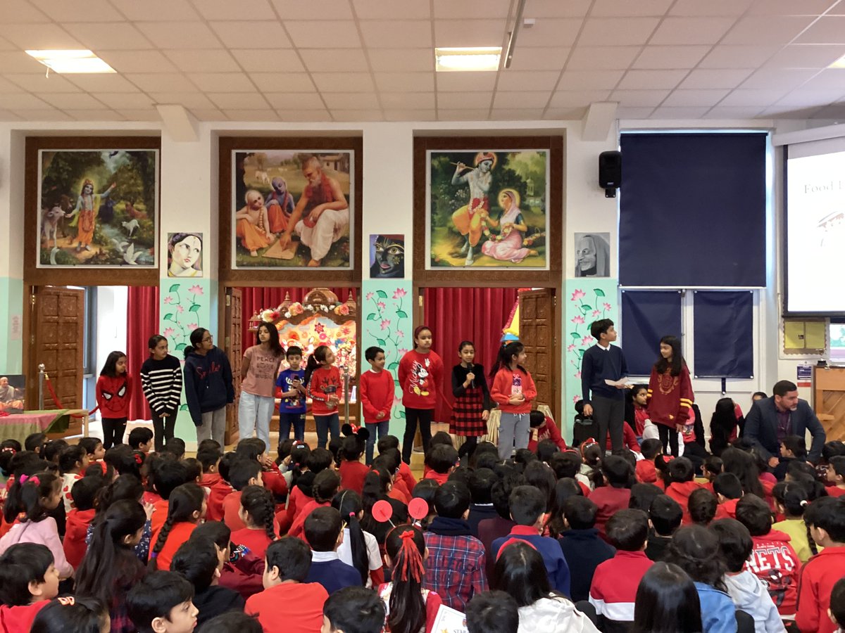AHPS22's tweet photo. In assembly today, our science ambassadors shared the importance of not wasting food. They shared ideas like donating to food banks, storing food safely and re-using food creatively. Thank you for sharing your knowledge 🧠 https://t.co/KHcBiw8T2v