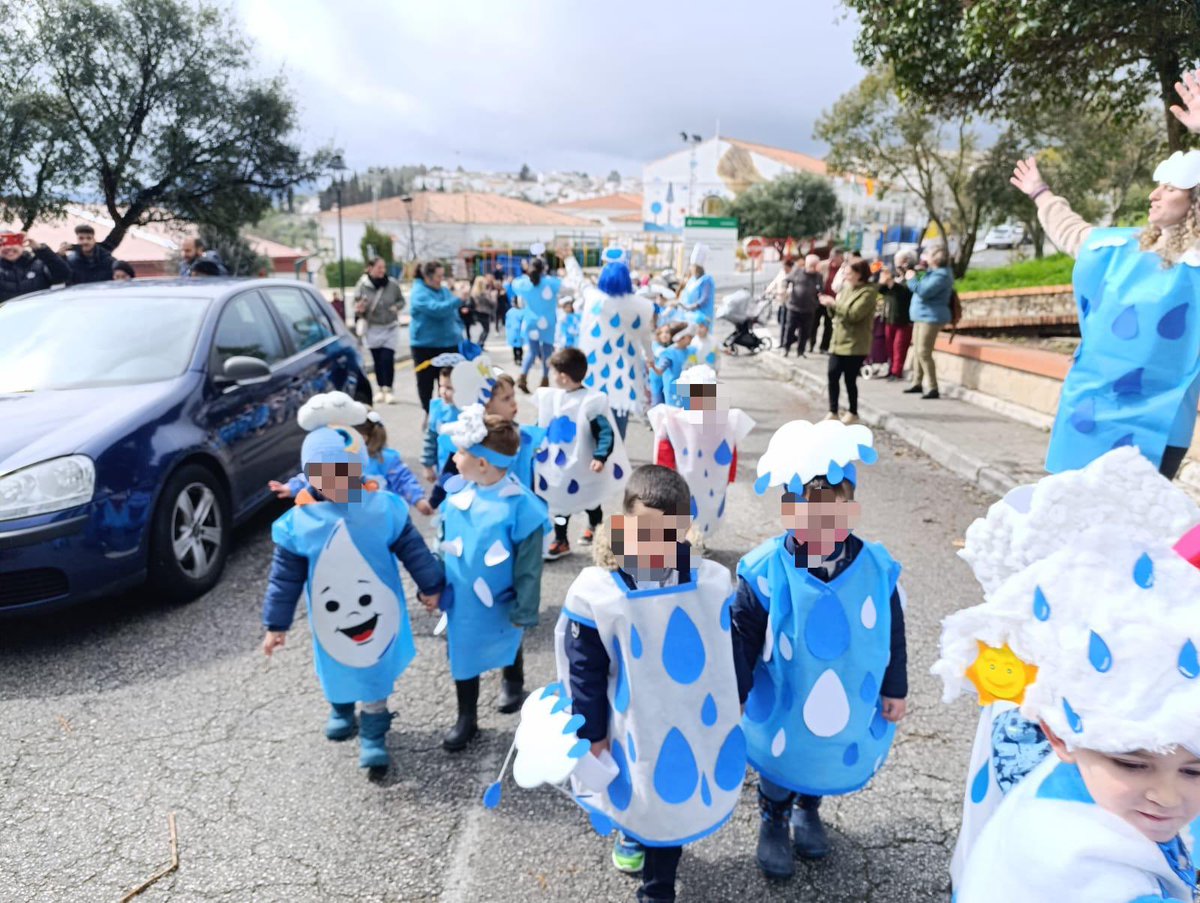 ceipcortesfront's tweet photo. Hoy hemos celebrado el Carnaval, realizando con el alumnado de Infantil, aula específica y primer ciclo de Primaria un pasacalles. Luego, en colaboración con la Biblioteca municipal se ha leído/interpretado un cuento llamado “El viaje de unas gotitas de lluvia”. @cortesdelafron https://t.co/XGiueg10cO