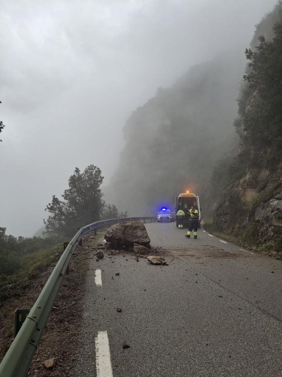 Aj.StFeliuCodines (@ajsfcodines) on Twitter photo ⚠️ AVÍS: A causa de les pluges s'han produït despreniments de roques a la ctra de Sant Miquel del Fai.
🚧 Per seguretat, es recomana evitar desplaçaments per aquesta via.
🛠️ El servei de carreteres <a href="/diba/">Diputació de Barcelona</a> està retirant la pedra i amb trànsit valoraran si cal tallar la carretera. ⚠️ AVÍS: A causa de les pluges s'han produït despreniments de roques a la ctra de Sant Miquel del Fai.
🚧 Per seguretat, es recomana evitar desplaçaments per aquesta via.
🛠️ El servei de carreteres <a href="/diba/">Diputació de Barcelona</a> està retirant la pedra i amb trànsit valoraran si cal tallar la carretera.