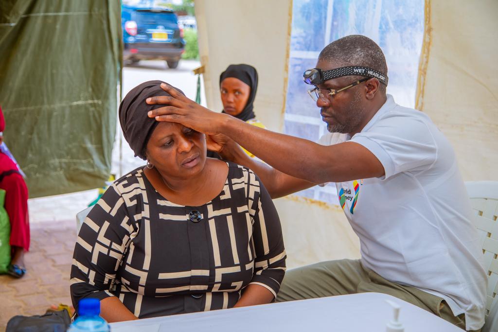 udomtheofficial's tweet photo. Picha mbalimbali zikionyesha wananchi wa Dodoma Mjini na Maeneo jirani wakiendelea kupata huduma mbalimbali za   Afya Bure ambazo zinatolewa  na Hospital ya UDOM  leo 14 Machi, 2025 katika Viwanja vya Nyerere Square ikiwa ni mwendelezo wa Maadhimisho ya Siku ya Figo Duniani. https://t.co/LyTwT6r9ts
