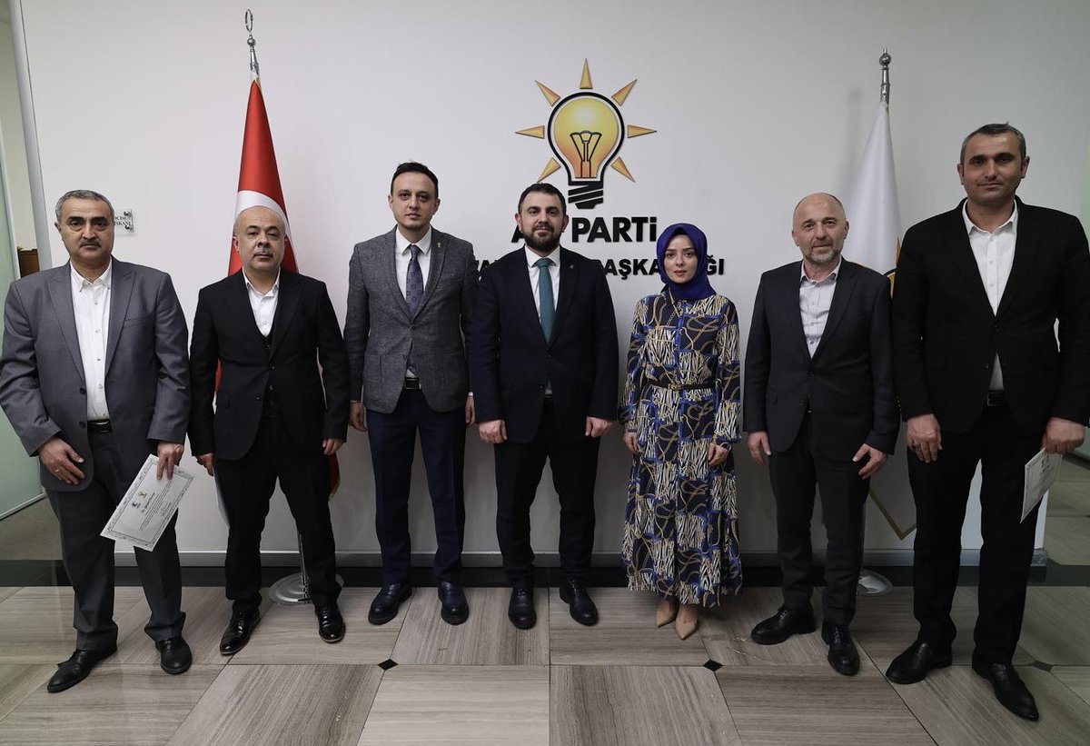 “Her Mahallesiyle, Her Hikayesiyle İstanbul”

Mahalle başkanlarımız, teşkilatımızın en önemli yapı taşlarından biridir. Mahallelerimizde vatandaşlarımızla en yakın teması kuran, onların talep ve beklentilerini dinleyerek çözüm üreten yol arkadaşlarımızdır. 

Fatih İlçesi