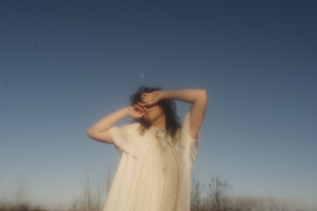 lyssfroemmers's tweet photo. Me being gross n weird in a field :))) https://t.co/ZXnYFTpZEv