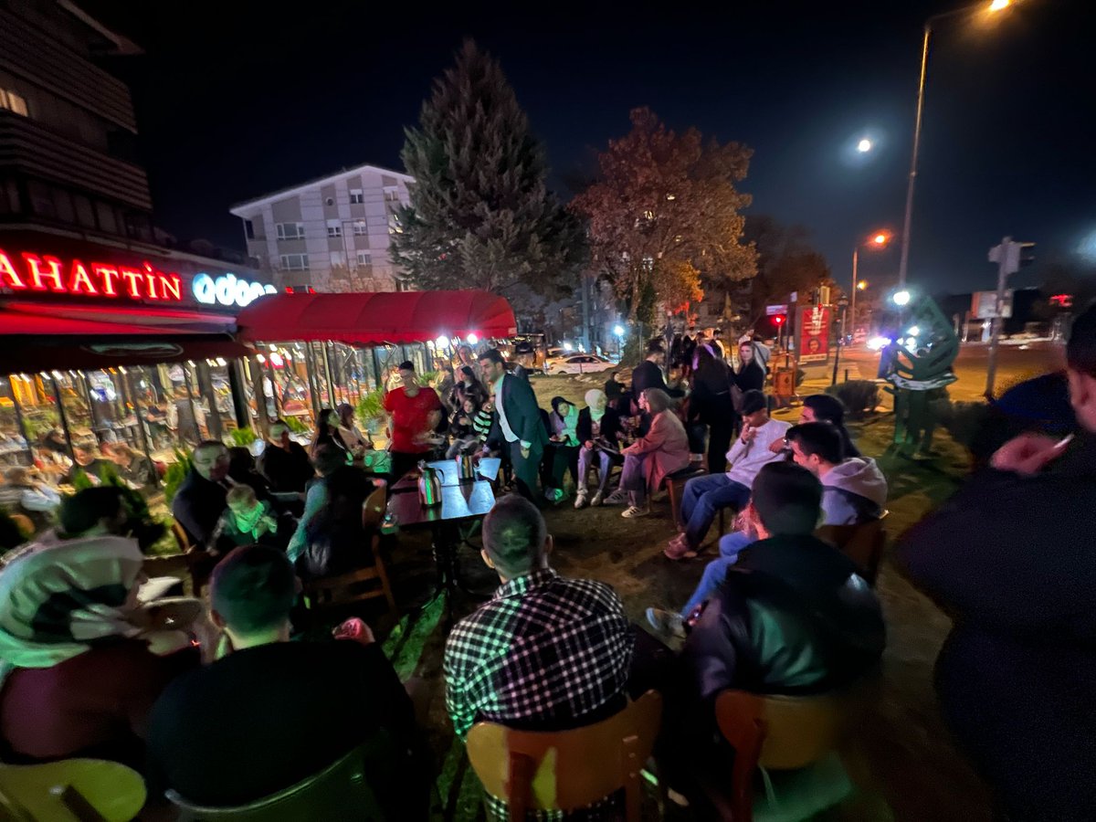 Ramazan'ın manevi ikliminde, paylaşmanın ve dayanışmanın en güzel örneklerini yaşadığımız bu mübarek ayda, eğitimlerini Ankara'da sürdüren Batmanlı gençlerimizle iftarda buluştuk. Bir arada olmaktan büyük mutluluk duyduğumuz gençlerimiz ile iftar yapmanın keyfini yaşadık.