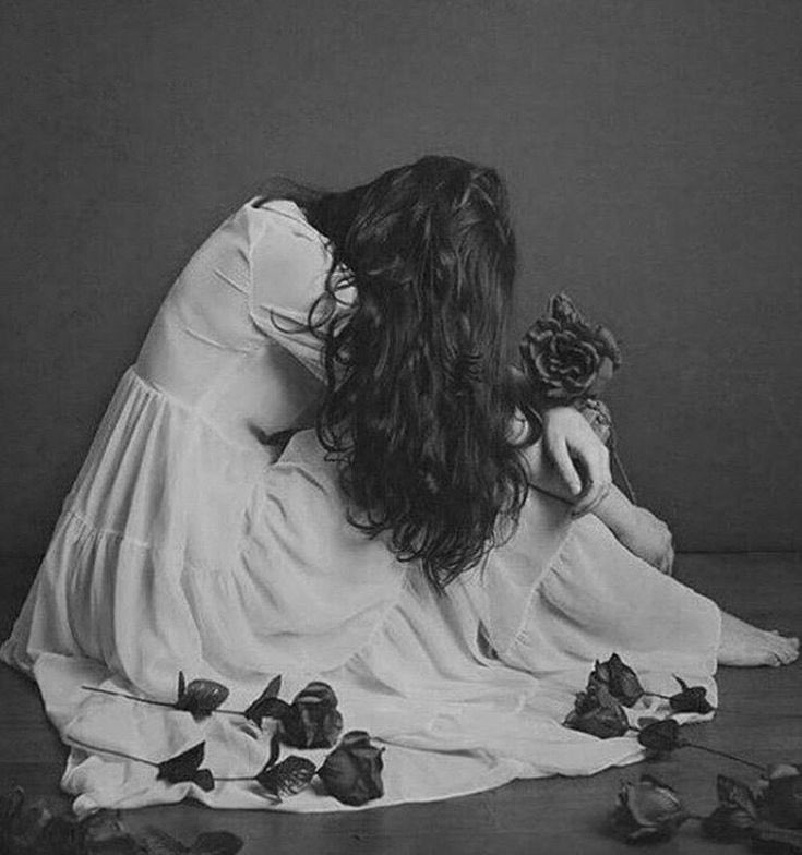 هكذا أنا 
عنيدة لكن دمعتي قريبة
أسامح لكن صعبة النسيان
أُحب بسرعة لكني
أَخاف أن أُكسر
أتظاهر بالقوة لكني من
الداخل طفلة
 وإذا تحدثت عن ما يؤلمني
تبكي عيني بسرعة