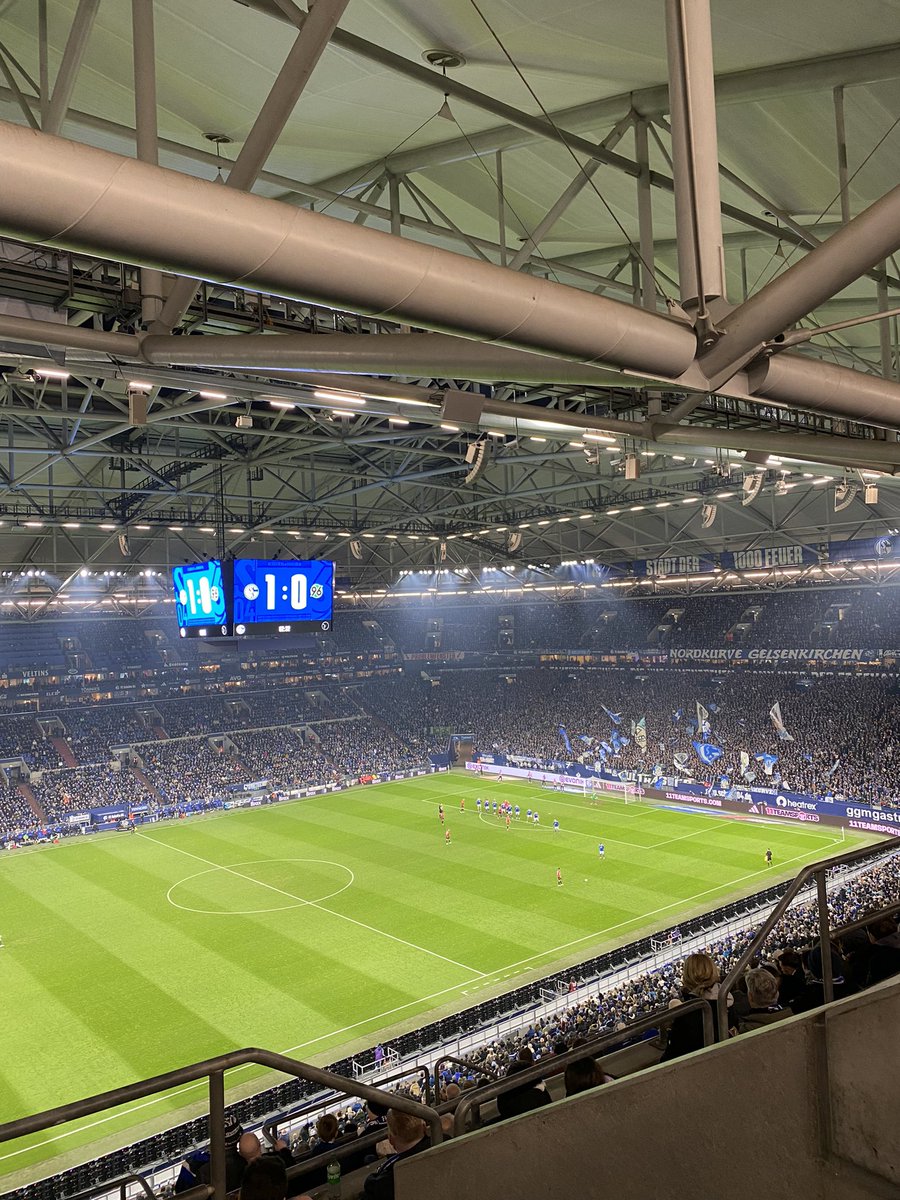 CasperDGS's tweet image. Avondje voetbal kijken over de grens. Schalke 04 tegen Hannover 96. Typisch 2e Bundesliga: goed eten, leuke sfeer, zeer matig voetbal. 
Hannover keek tot de 85e min tegen een 1-0 achterstand aan maar won toch met 1-2. 🇩🇪⚽️