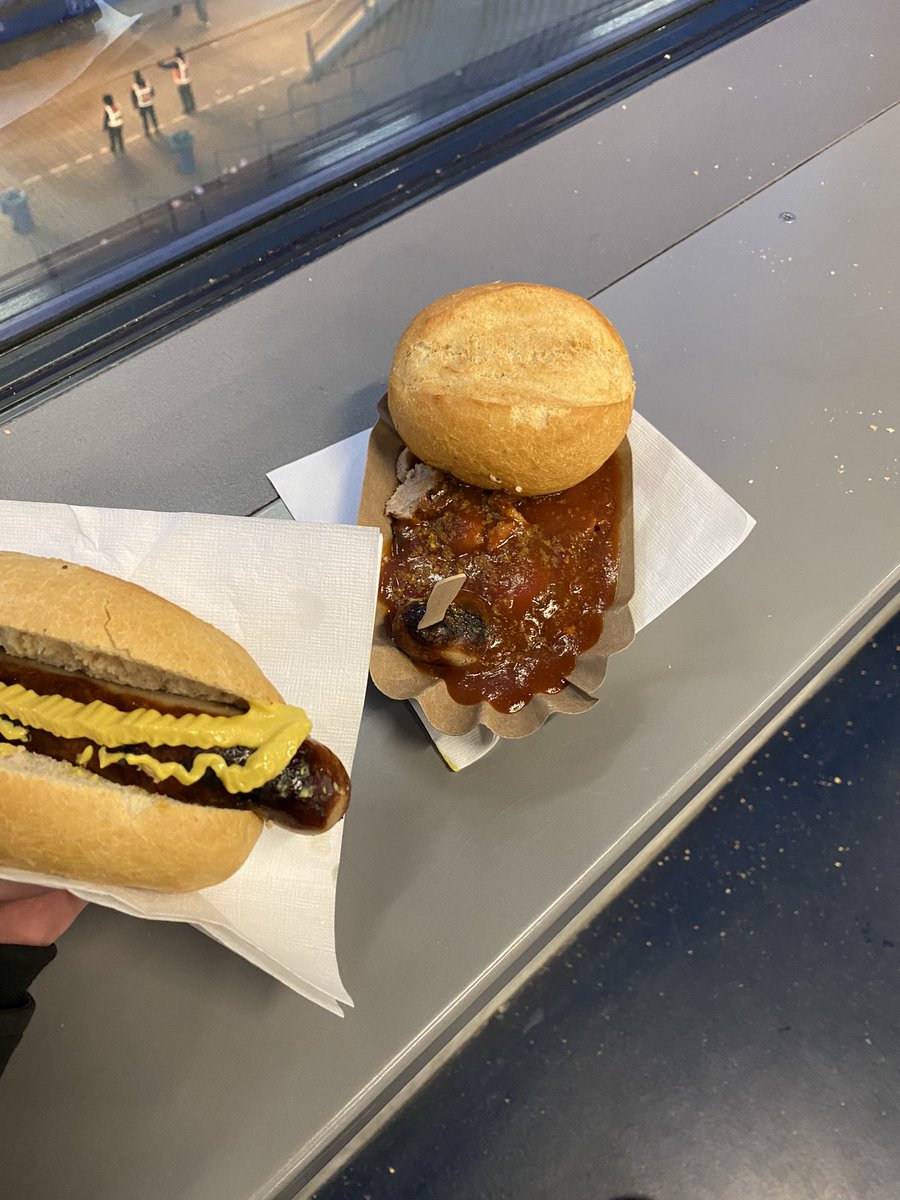 CasperDGS's tweet image. Avondje voetbal kijken over de grens. Schalke 04 tegen Hannover 96. Typisch 2e Bundesliga: goed eten, leuke sfeer, zeer matig voetbal. 
Hannover keek tot de 85e min tegen een 1-0 achterstand aan maar won toch met 1-2. 🇩🇪⚽️