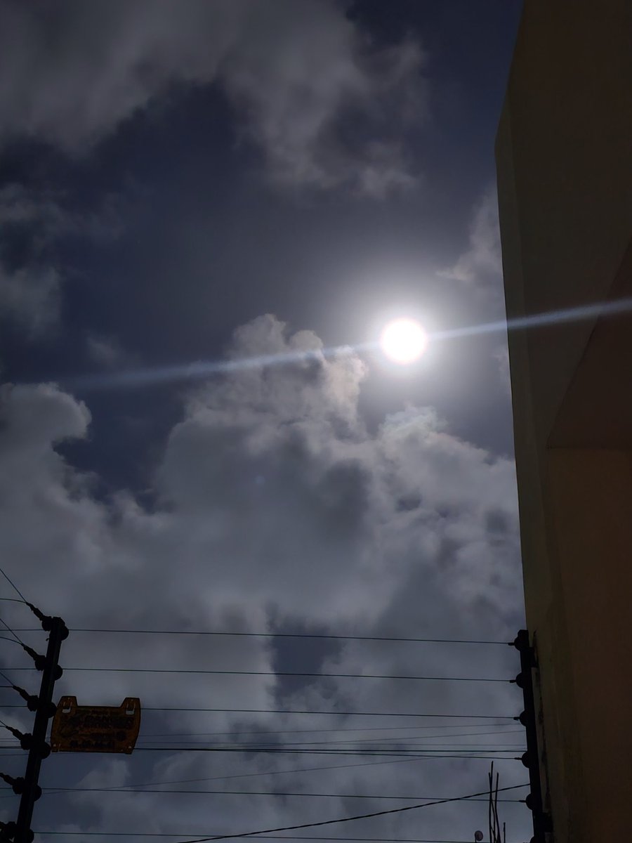 MinouChrystayl's tweet photo. Je viens de prendre la pleine lune elle est MAGNIFIQUE. surtout capturer les spectres de couleurs autour. JUSTE DIVIN 🌕❤️❤️❤️❤️
#Pleinement #lunareclipse2025 https://t.co/xT2JiaeeRK