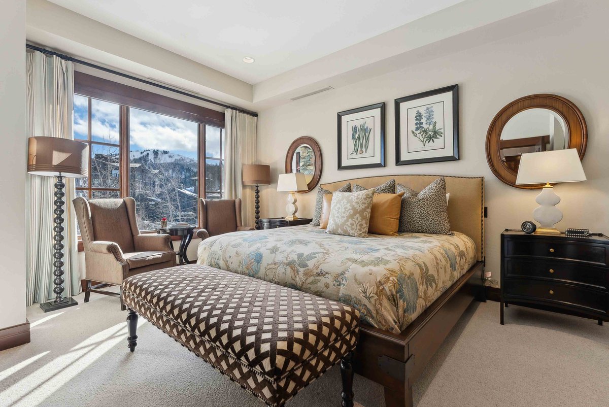 InvitedHome's tweet image. Welcome to Empire Chalet at Flagstaff Lodge—where refined mountain living meets effortless ski access. This luxury residence offers direct ski-in, ski-out access to Deer Valley’s pristine slopes, elegant alpine interiors, and access to private lodge amenities. Your next elevated…
