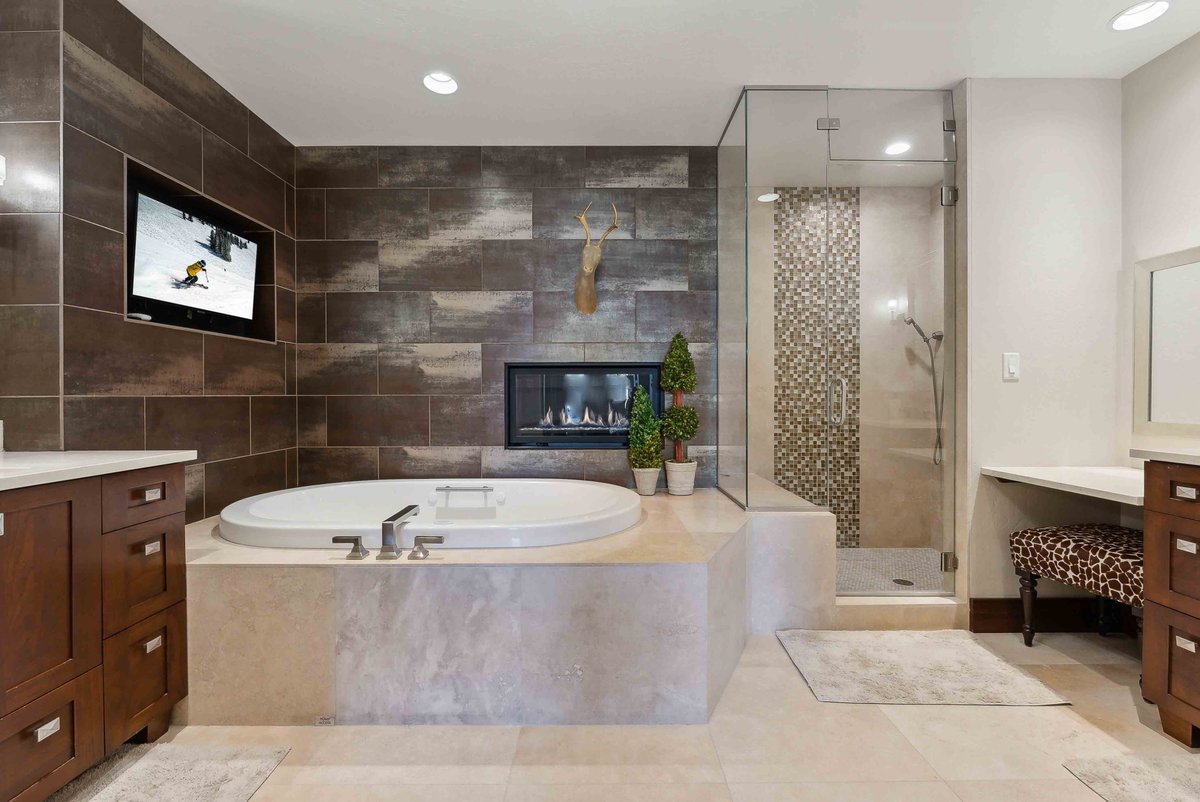 InvitedHome's tweet image. Welcome to Empire Chalet at Flagstaff Lodge—where refined mountain living meets effortless ski access. This luxury residence offers direct ski-in, ski-out access to Deer Valley’s pristine slopes, elegant alpine interiors, and access to private lodge amenities. Your next elevated…