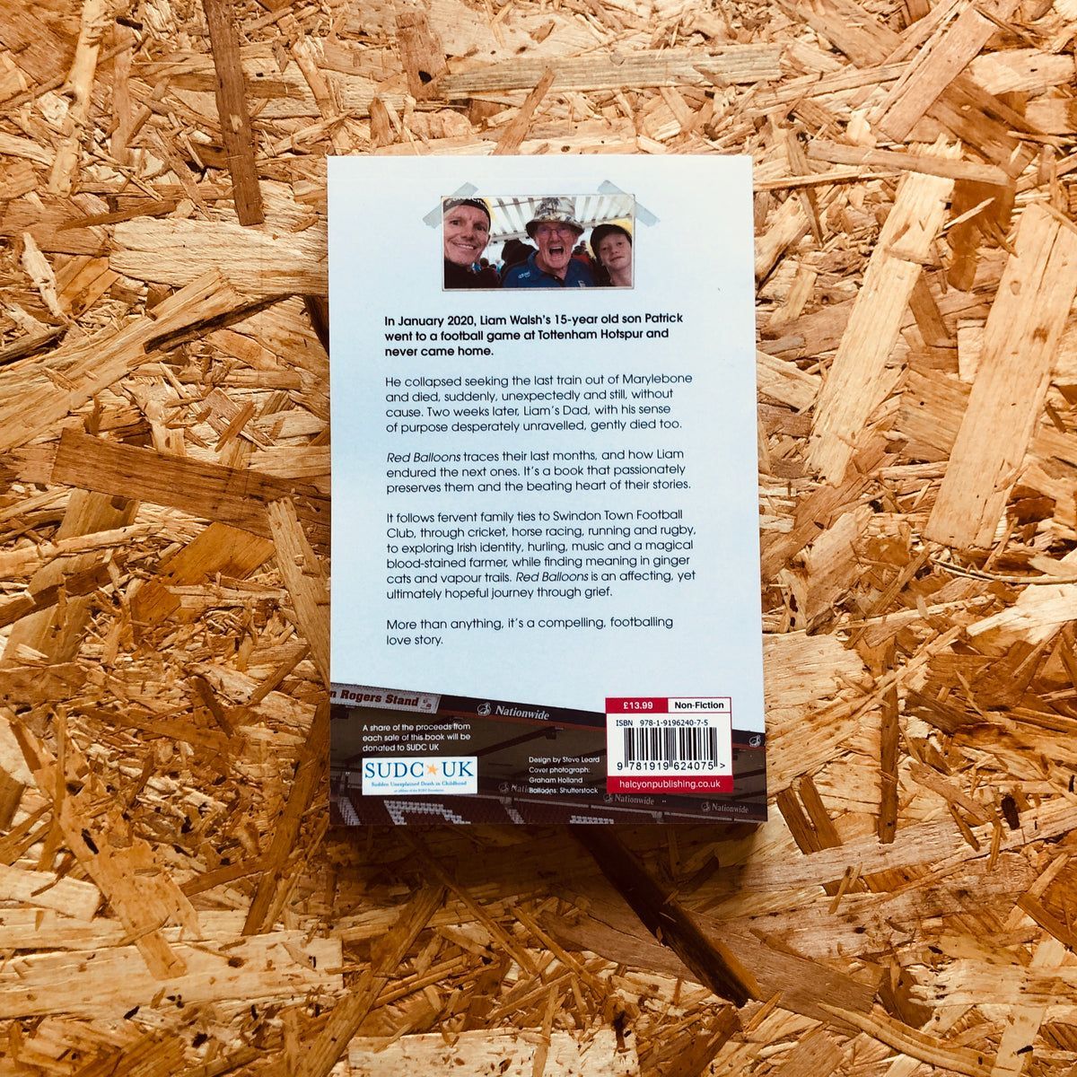 𝐑𝐄𝐒𝐓𝐎𝐂𝐊 | RED BALLOONS: A FATHER, A SON, A MEMOIR by <a href="/liampw/">Liam Walsh 🎈</a>

An affecting, yet ultimately hopeful journey through grief and the search for answers. More than anything, it's a family footballing love story.

<a href="/HalcyonPublish1/">Halcyon Publishing</a>

🛒 stanchionbooks.com/products/red-b…