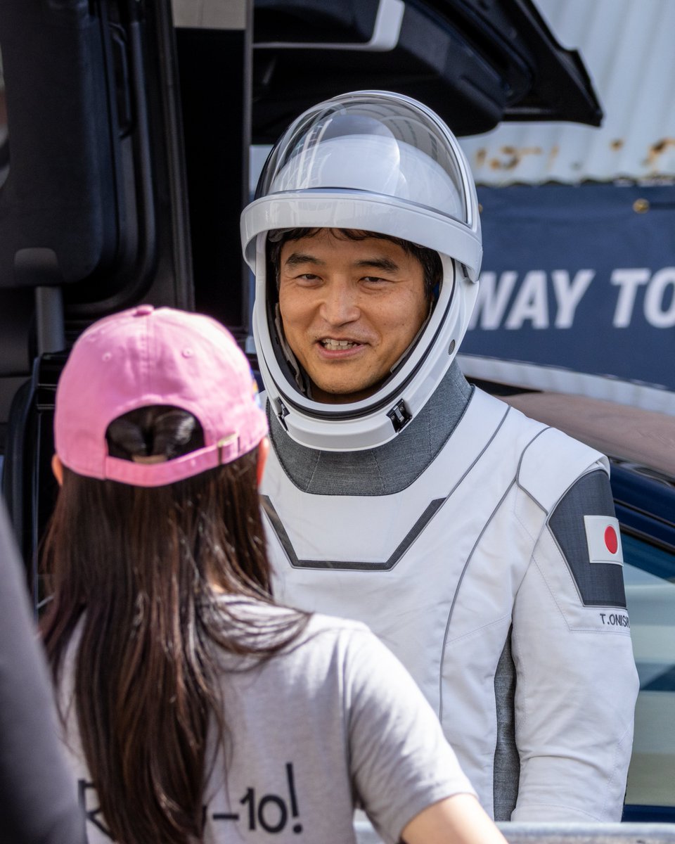 Final shared moments before a flight to space, <a href="/Astro_Onishi/">大西卓哉 （JAXA宇宙飛行士）Takuya Onishi</a> bids farewell to his children.