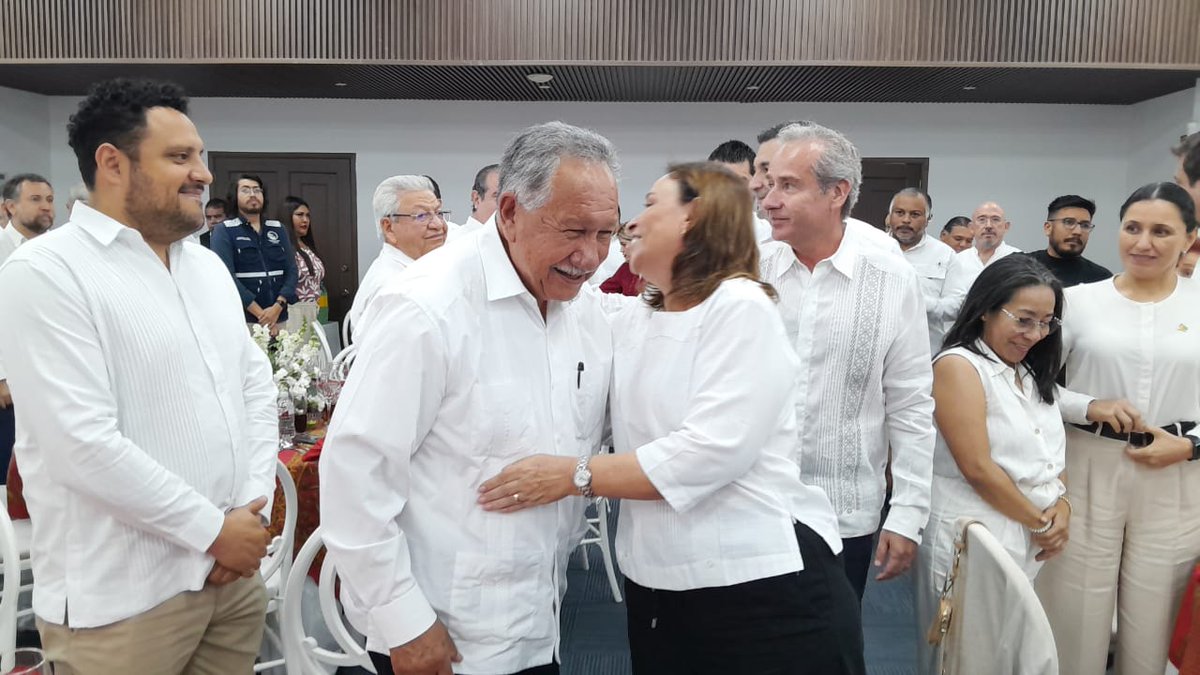 El Ingeniero Carlos Andrés Morales Mar, titular de la <a href="/aenergiaver/">Agencia Estatal de Energía de Veracruz</a> , participó  en la Toma de Protesta del Presidente de la CMIC, Lic. Alejandro Cagigas, evento encabezado por nuestra Gobernadora, <a href="/rocionahle/">Rocío Nahle</a> 

👉tinyurl.com/438xatyv

#CMICVeracruz #Veracruz  #PorAmorAVeracruz