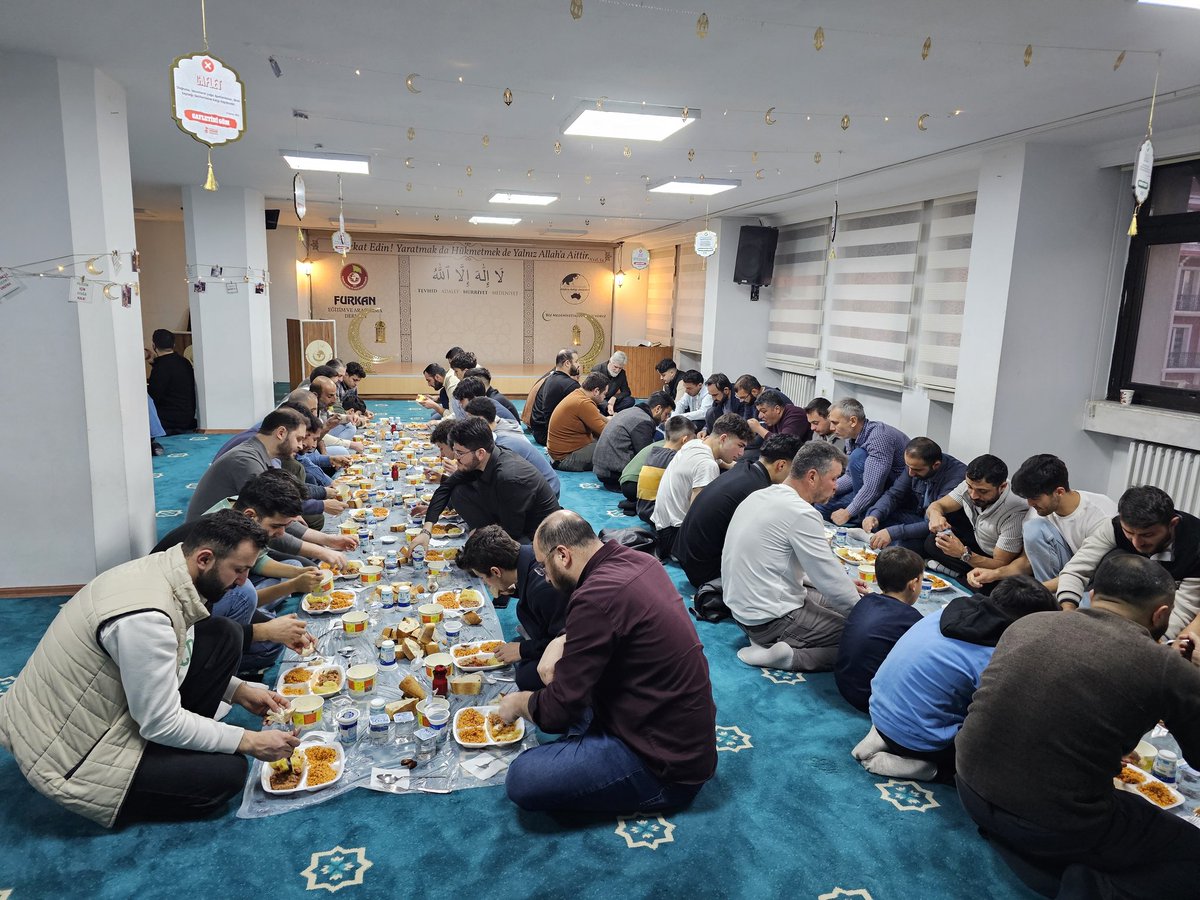 temizakil06's tweet photo. "İftar sofralarında buluşmaya, kardeşliğimizi güçlendirmeye devam ediyoruz! 🍽️🌙"

Temiz Akıl Ankara olarak, bu mübarek ayın bereketini birlikte yaşamaya devam ediyoruz. Rabbimiz, bizi razı olduğu kullarından eylesin. 🤲✨

#RamazanBereketi 
@ramazanheyecani https://t.co/arHjFYbKjv
