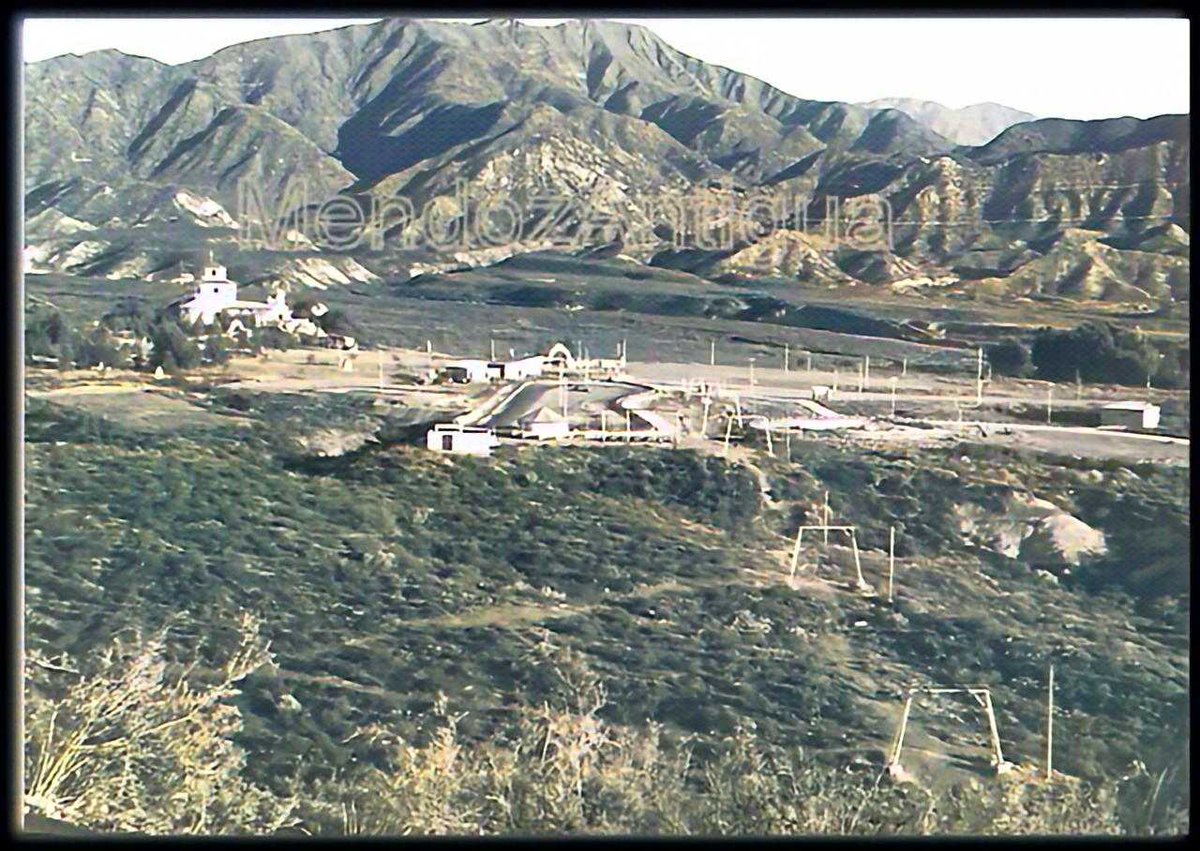 MendozAntigua's tweet photo. Vista panorámica de la Villa de El Challao, departamento de Las Heras. (década de 1970) Mendoza

https://t.co/Wn39dGlLVW

Se observa en dicha imagen la pista de karting y la tele silla. de Challaolandia.
#Mendoza #ElChallao #challaomendoza #mendozantigua https://t.co/mAlPI8xpzK