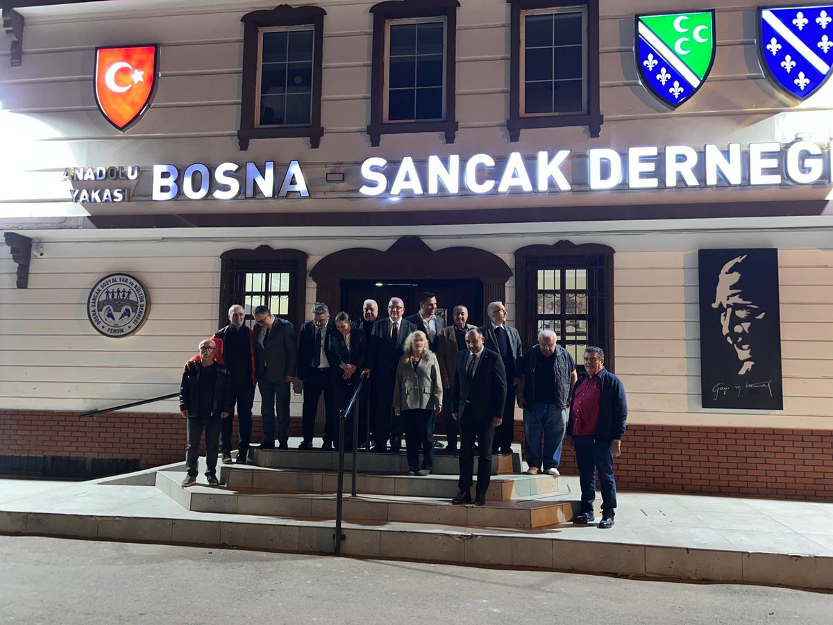 O_PEHLIVANOGLU's tweet photo. Zafer Partisi Sivil Toplum Kuruluşları Çalışmaları kapsamında bu gece İstanbul Anadolu Yakasının en büyük sivil toplum kuruluşlarından biri olan Bosna Sancak Derneğini Genel İdare Kurulu üyelerimiz Hana Akyüz, Şeref Gül, Ferruh Özkan, Merkez Disiplin Kurulu Üyemiz Adil Köse, İl Başkan Yardımcımız İsmail Layiç, Pendik İlçe Başkanımız Mehmet Arif Türker ile birlikte ziyaret ettik... 
Zafer Partisinin Balkanlara olan bakış açısını ortaya koyduk ve karşılıklı görüş alışverişinde bulunduk... Ziyaretimiz çok verimli geçti, gönlümüzü orada bıraktık! 
#ZaferPartisiHerYerde
@umitozdag 
@AliSehirlioglu 
@SemihDikkatli 
@alp_ayse 
@ierten 
@gencehantunay
@hsafakses 
@srfgul81 
@EleskovicHanna 
@FerruhOzkan57 
@IsmailLayic 
@Muharremze93773 
@id_ibrahimdogan